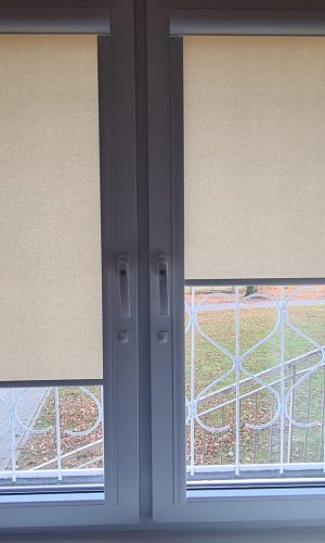 Nowoczesne rolety w prowadnicach w białym odcieniu w jadalni