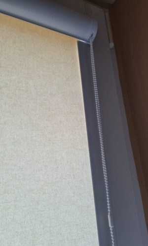 Rolety materiałowe zaciemniające w kolorze szarym – wnętrze salonu