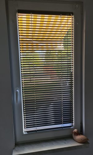 Białe aluminiowe 25 mm w gabinecie domowym