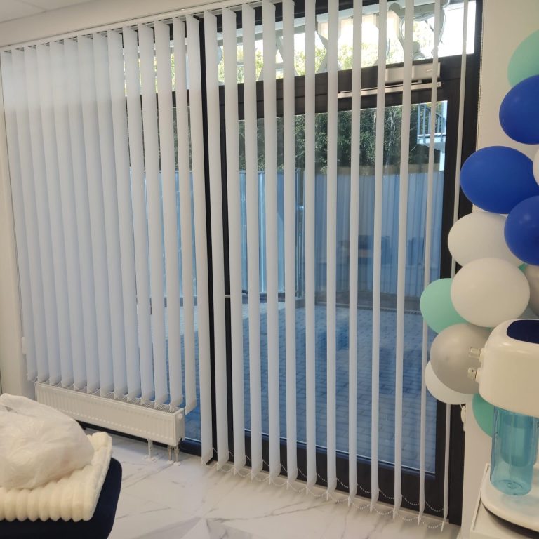 Beżowe żaluzje pionowe w gabinecie w Gdańsk Osowa