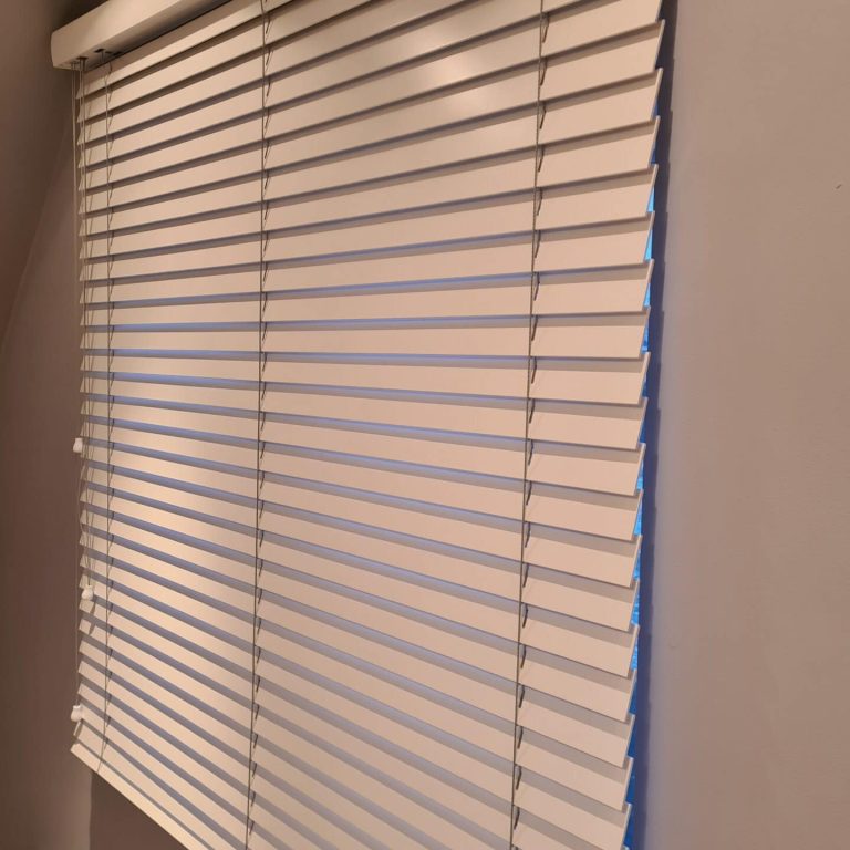 Żaluzje drewniane 50 mm zamontowane w domu klienta w Gdańsku – eleganckie i funkcjonalne rozwiązanie do nowoczesnych wnętrz.