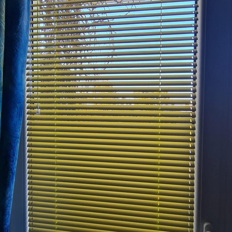 Nowoczesne żaluzje aluminiowe 25mm w biurze, umożliwiające precyzyjną regulację światła, Gdańsk Przymorze