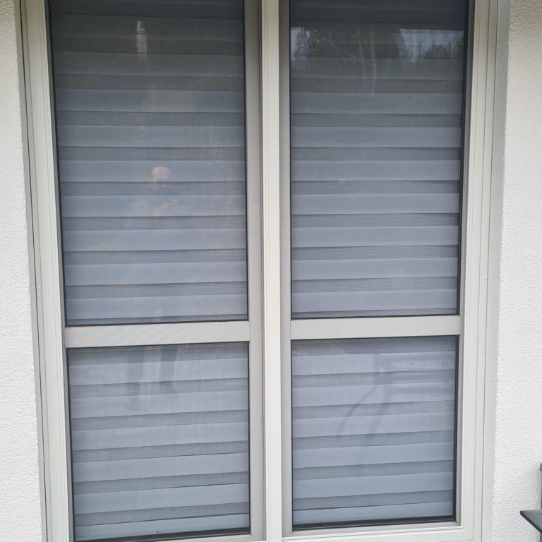 Nowoczesna moskitiera przesuwna na drzwiach tarasowych w Gdańsku – ochrona przed owadami i wygodne użytkowanie.