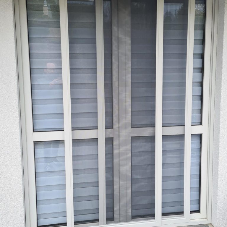 Moskitiera przesuwna w drzwiach balkonowych – komfortowe rozwiązanie w Gdańsku.