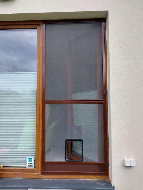 Moskitiera z przejściem dla zwierząt