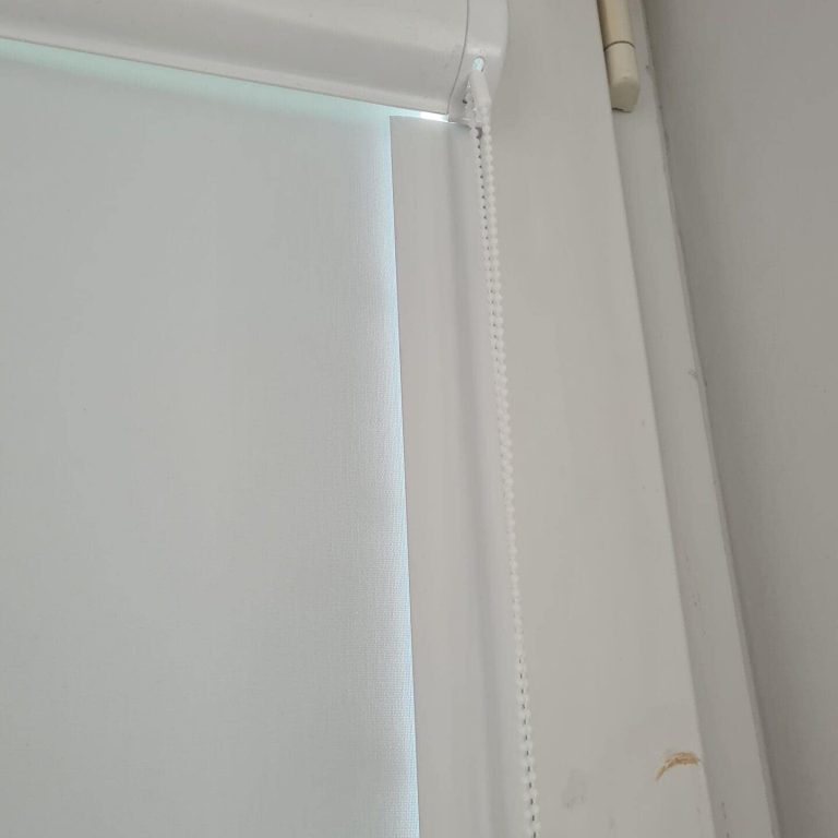 Roleta w kasecie z prowadnicami zamontowana w dzielnicy Gdańsk Morena. Estetyczne i funkcjonalne rozwiązanie zapewniające kontrolę nad ilością światła wpadającego do pomieszczenia.