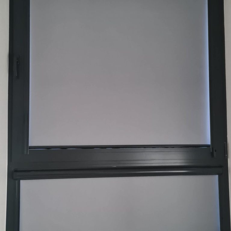 Eleganckie rolety materiałowe w kasecie zamontowane na oknie w nowoczesnym wnętrzu Gdańsk Osowa