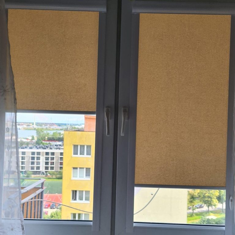 Funkcjonalna roleta w kasecie zamontowana w oknie, Gdańsk Morena.