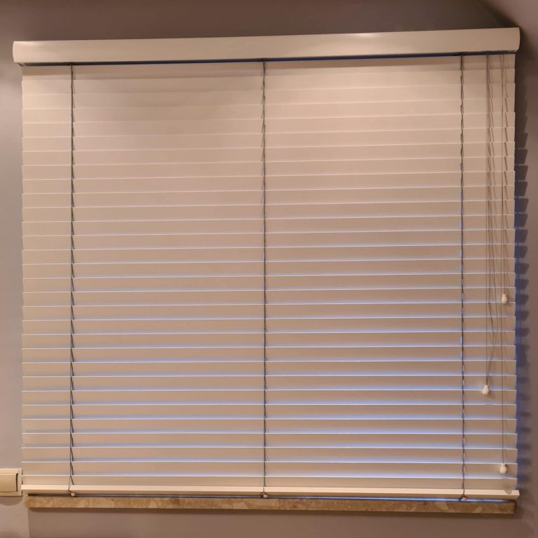 Żaluzje drewniane 50 mm w Trójmieście – stylowa osłona okienna dopasowana do nowoczesnego wnętrza.