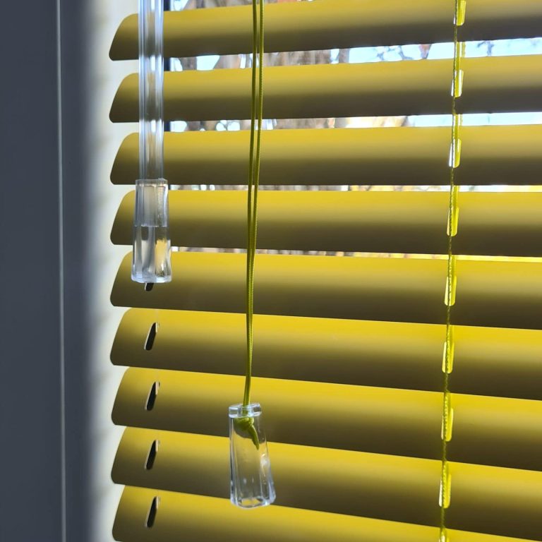 delikatne, żółte żaluzje aluminiowe 25mm zamontowane w oknie, pasujące do nowoczesnego wnętrza apartament - Przymorze.