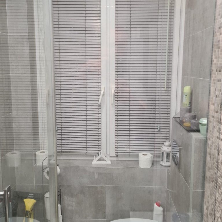 Detal szarych żaluzji drewnianych 25 mm w Gdyni Redłowie