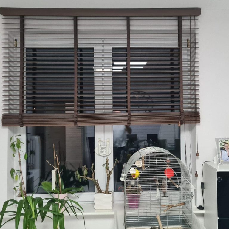 Widok salonu z brązowymi żaluzjami drewnianymi 50 mm w Gdyni Redłowie.