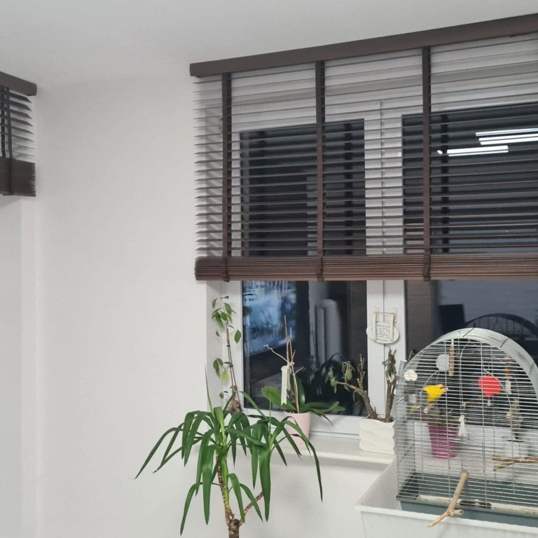 Montaż żaluzji drewnianych 50 mm w Gdyni Redłowie.