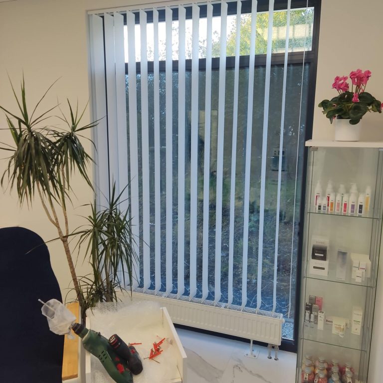 Szare żaluzje pionowe w przestronnym gabinecie z dużymi przeszkleniami w Gdańskiej dzielnicy Osowa